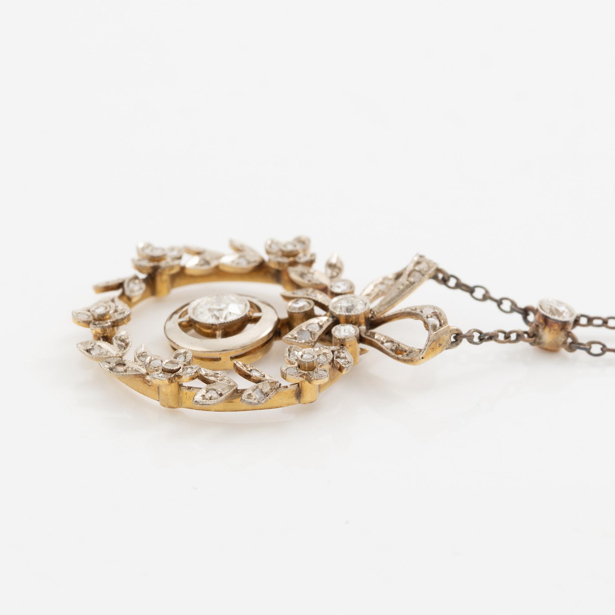 Hängsmycke 18K guld och silver i form av rosettkrans med gammal-och rosenslipade diamanter, omkring sekelskiftet 1900.