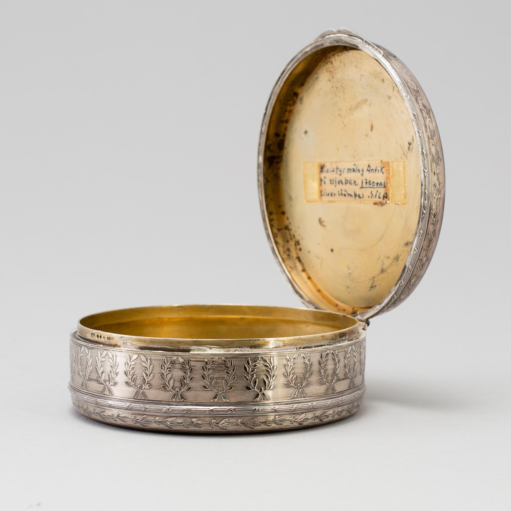 DOSA med LOCK, silver, Louis XVI-stil, sent 1800-tal. Total vikt 260 gram.