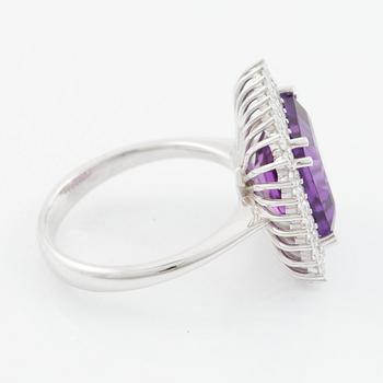 Ring 18K vitguld med ametist och briljantslipade diamanter.