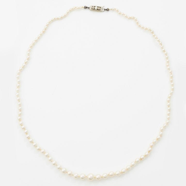Pärlcollier, doserade odlade pärlor, med lås i 18K guld med små diamanter.