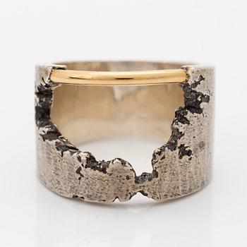 A Tobias Wistisen silver and gold ring.