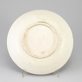 FAT, keramik, diameter ca 30 cm, Persien (Iran), 1800-talets andra hälft.