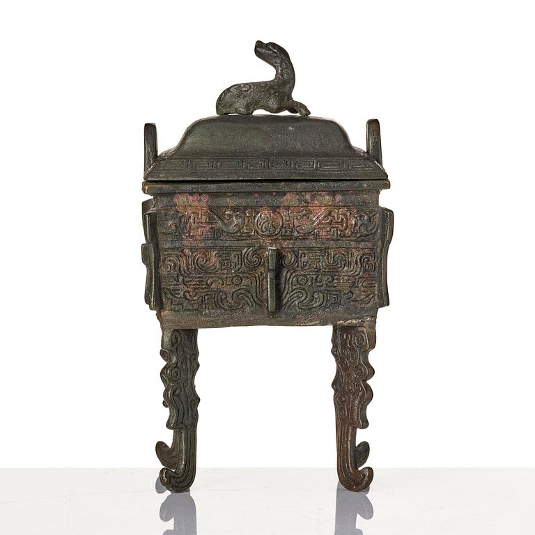 An archaistic bronze censer, Qing dynasty.