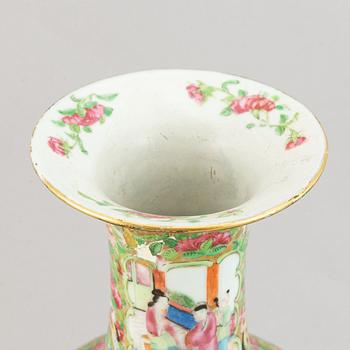 Five famille rose canton vases, Qing dynasty, late 19th century.