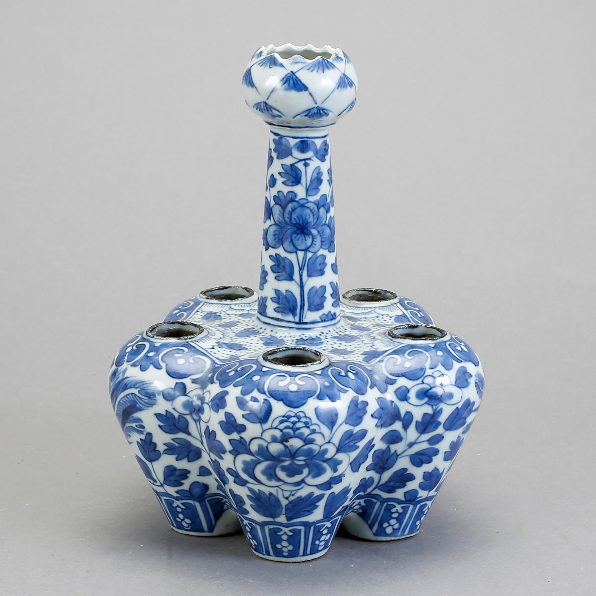 TULPANVAS, porslin, Kina sent 1800-tal.