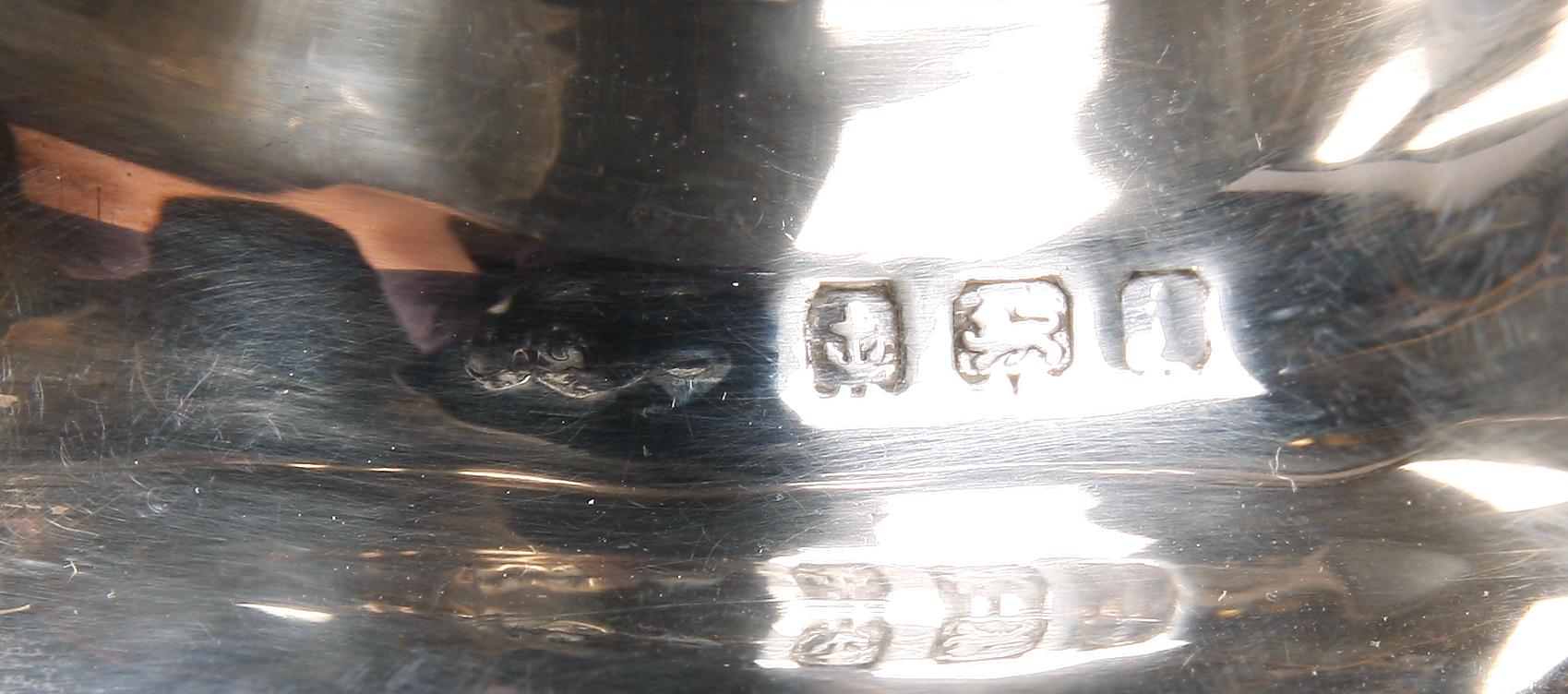 GRÄDDKANNA samt SOCKERSKÅL, silver, JC Limited, Birmingham, England, 1908. Tot ca 260 g.