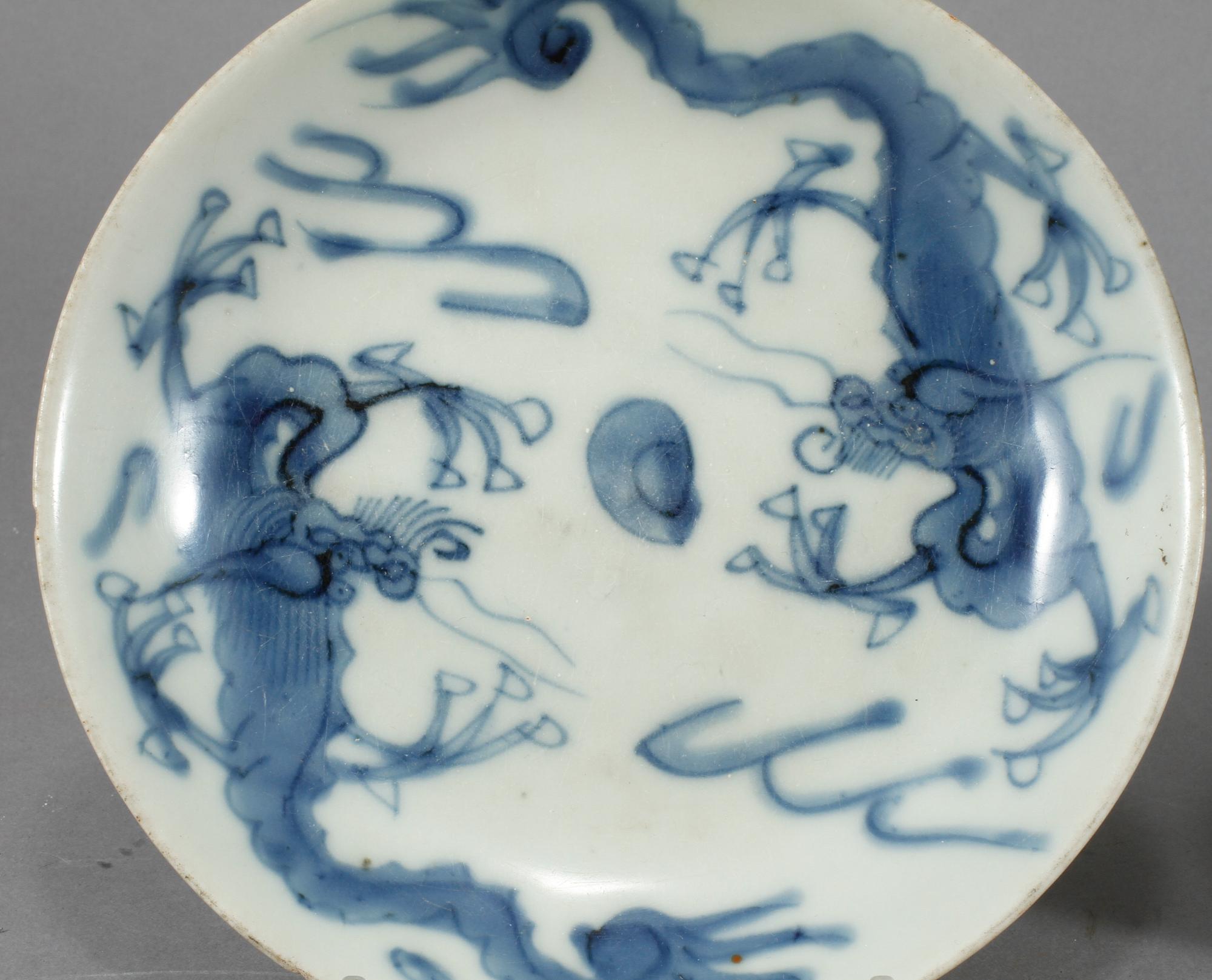 TALLRIKAR, ett par, porslin, Kina, varav en Ming (1368–1644) samt en Qing dynastin, 1800-tal.