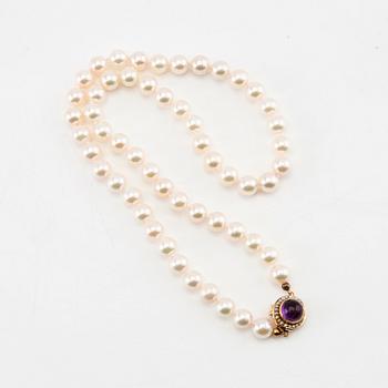 Atelier Stigbert, Necklace of cultured pearls and clasp 18K gold with cabochon-cut amethyst and seed pearls, Stockholm 1970.