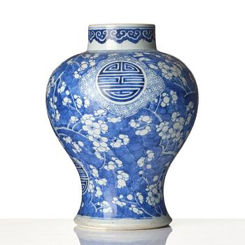 Vas, porslin. Qingdynastin, Kangxi (1662-1722).