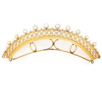477. Diadem 18K guld med seedpärlor och halvpärlor, empire, 1800-tal.