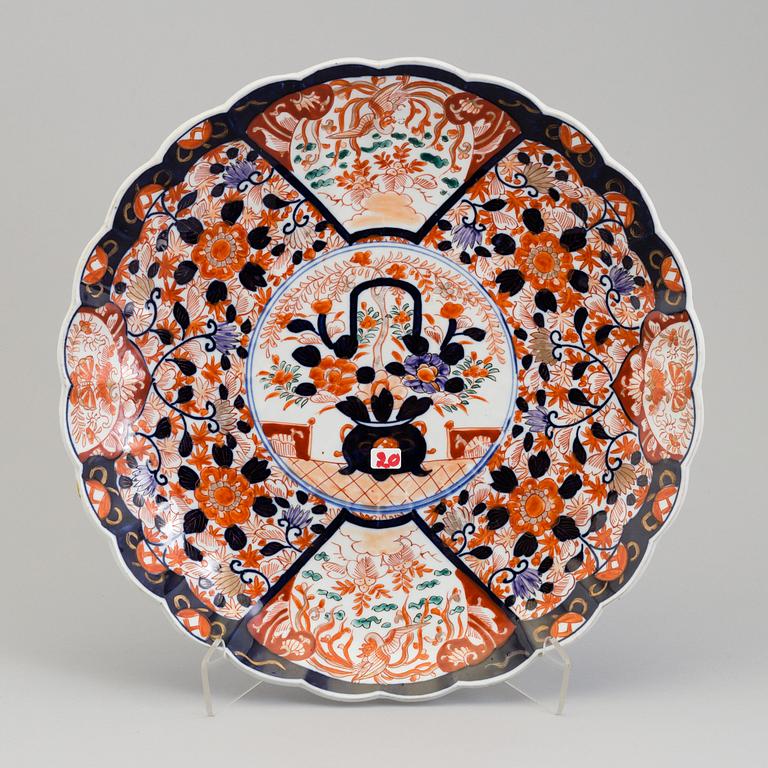 Two Japanese imari dishes, 20th century.