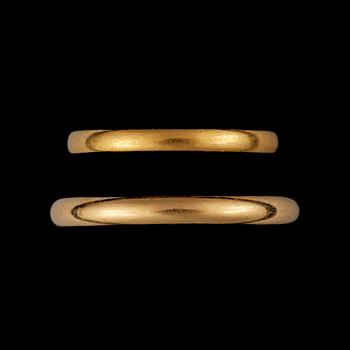 RINGAR, 2 st, 20 k, respektive 23 k guld, Stockholm, 1946. Vikt ca 6,5 gram.
