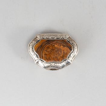 An 18th century parcel-gilt silver and agath snuff box, unmarked.