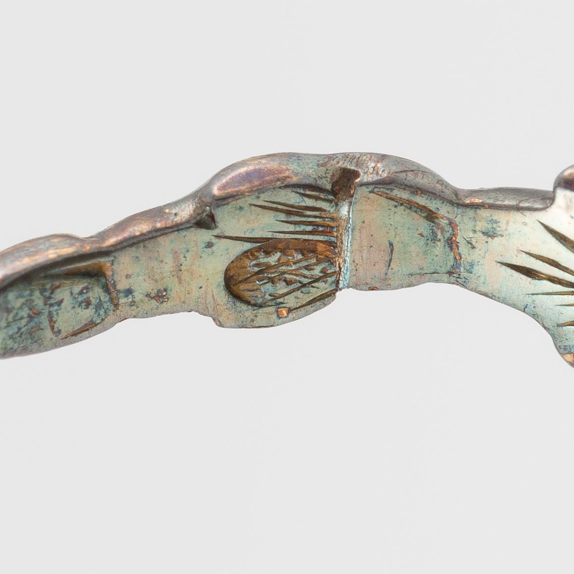 Ring, silver med koboltblå emalj och rosenslipade diamanter, med blommotiv.