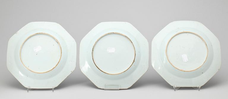 TALLRIKAR, 3 st, porslin, Kina, Qing dynastin, Qianlong (1735-96).