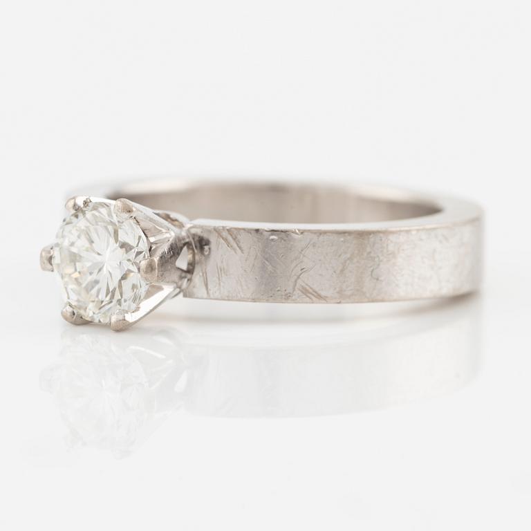 Ring in 18K white gold with a round brilliant-cut diamond.