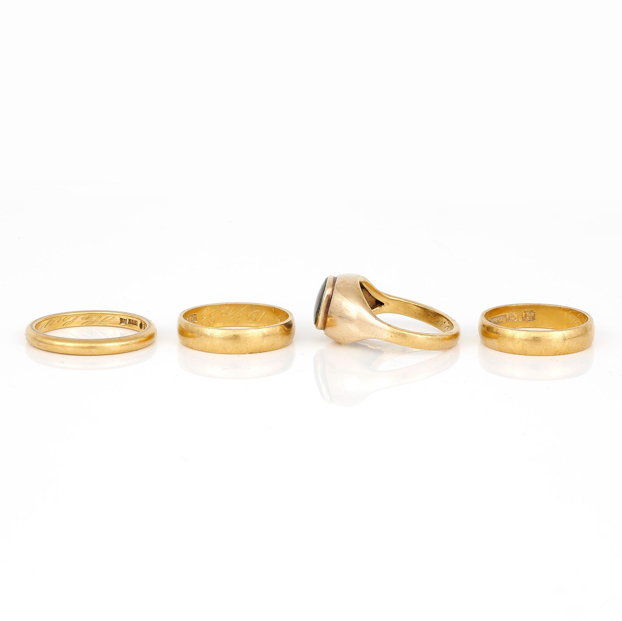RINGAR, 4 st, 23K guld med sannolikt syntetisk grön spinell, Stockholm, 1900-tals. Total vikt ca 24,40 g.