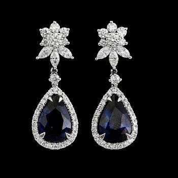 ÖRHÄNGEN, 1 par, 18 k vitguld, blå safirer tot ca 3.17 ct, briljant/navettlipade diamanter tot ca 0.90 ct.