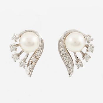 Örhängen, 18K vitguld med odlade pärlor och åttkantslipade diamanter.