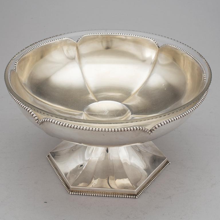SKÅL, silver med glasinsats, CG Hallberg, Stockholm, 1917. Vikt 641 g (exkl. glasinsats).