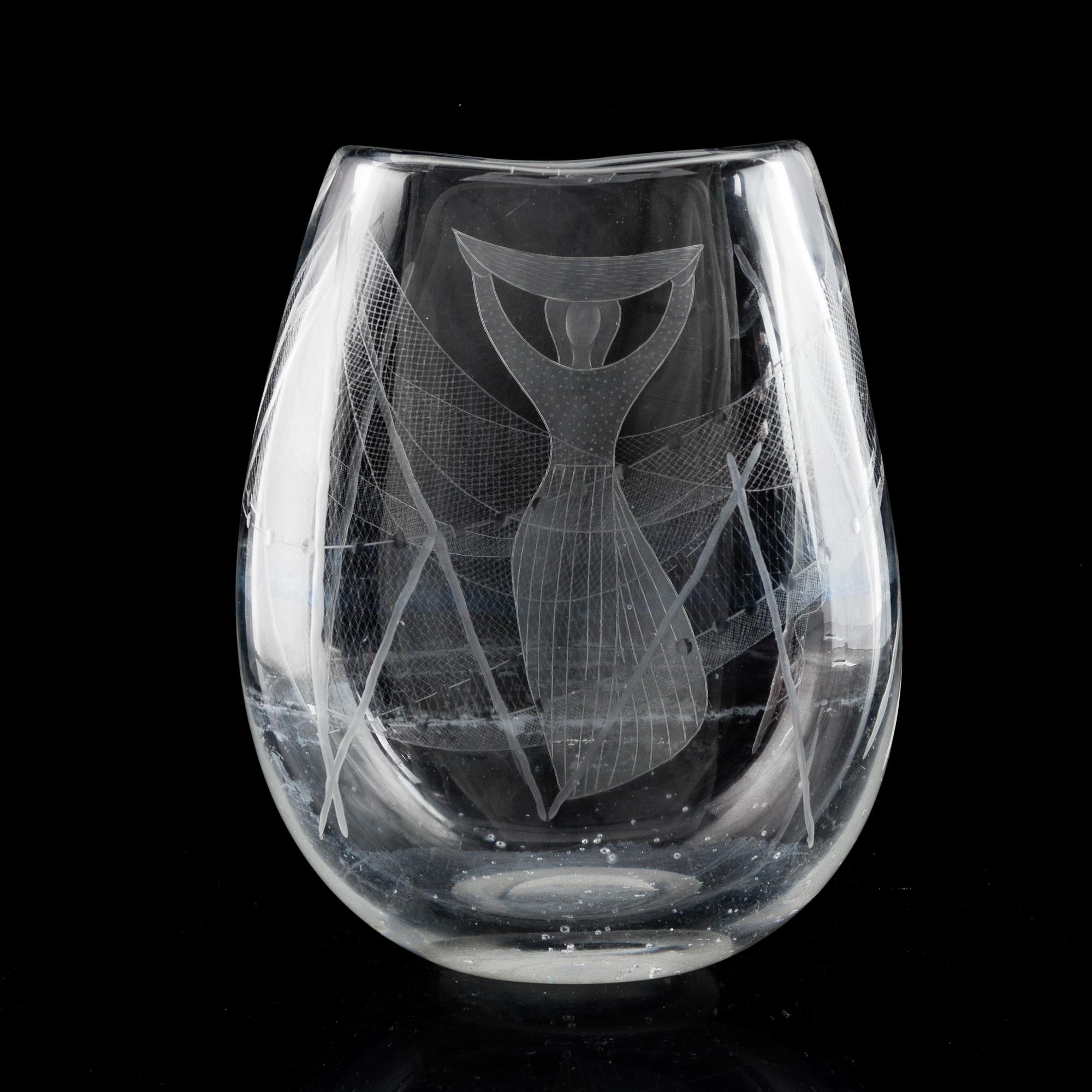 VICKE LINDSTRAND, a glass 'Fisknäten' vase, Kosta, signed.