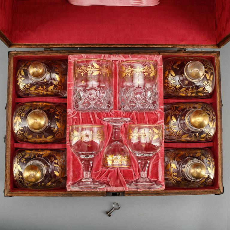 SCHATULL med FLASKOR samt GLAS, 17 delar, glas, 1800.