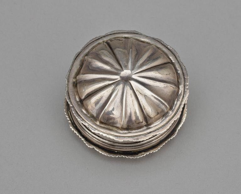 KYRKDOSA, silver, Niclas Fernlöf, Karlstad, 1746. Vikt 60 g.