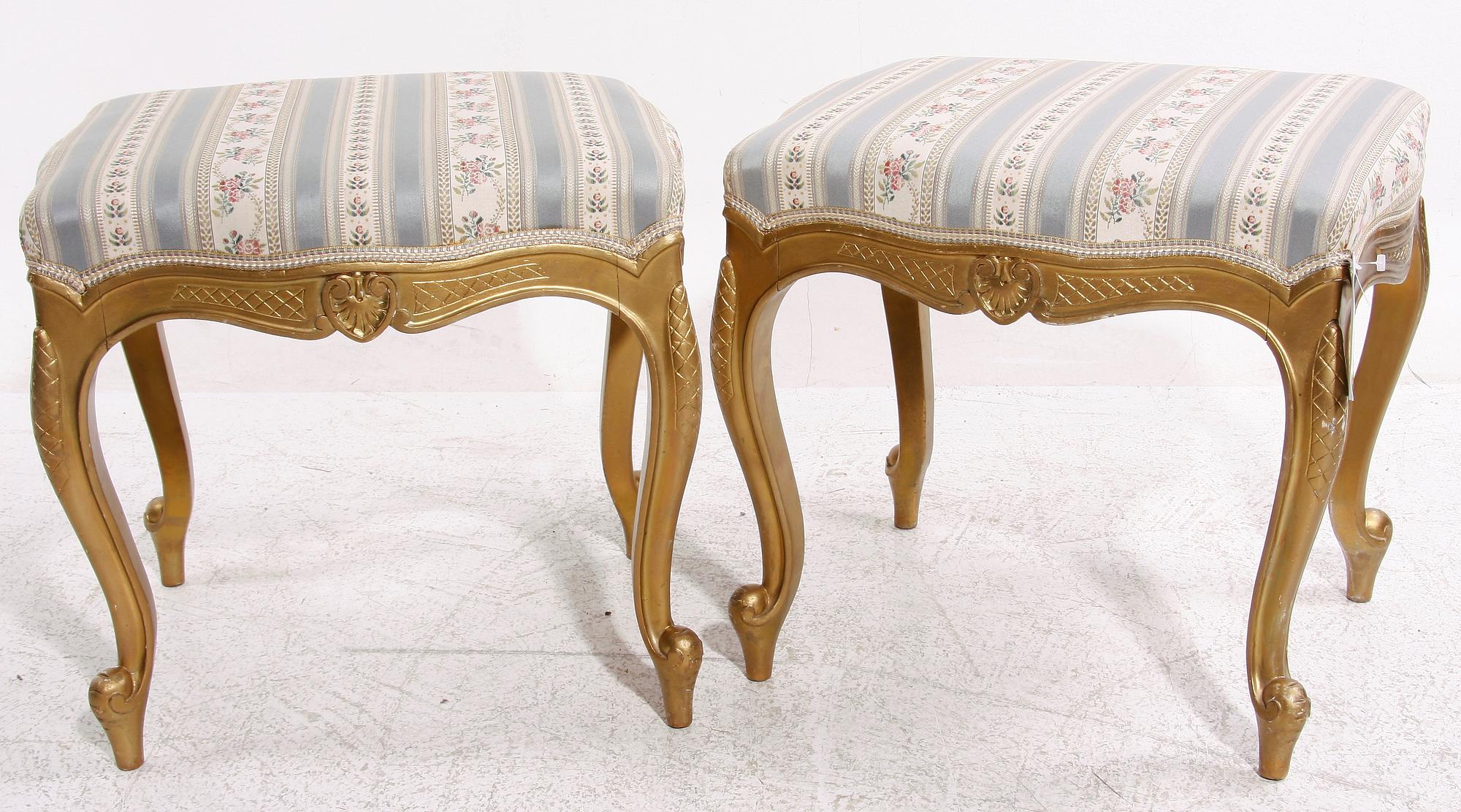 TABURETTER, ett par, rokokostil.