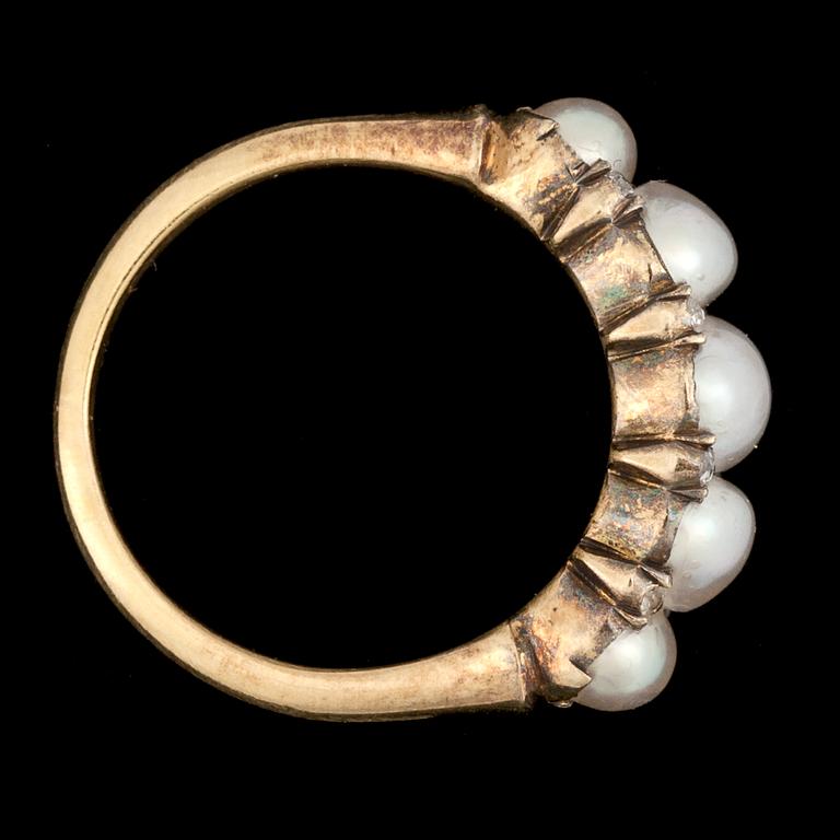 RING, naturliga pärlor med små rosenslipade diamanter.