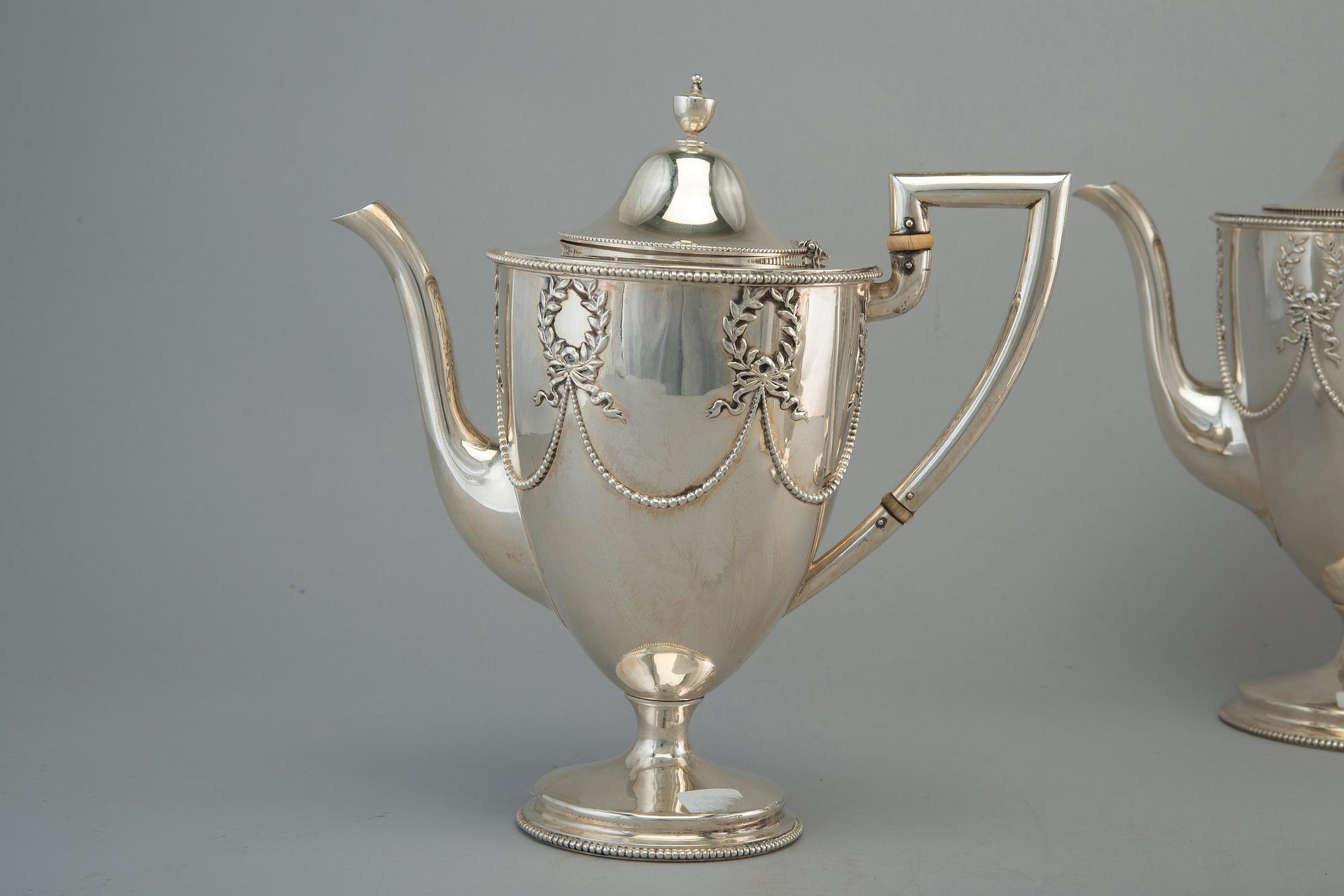 TEE- JA KAHVIKALUSTO, 5 osaa. Sterling hopeaa. J. E. Caldwell Philadephia Pennsylvania USA 1800 l. loppu.
Paino 3012 g.