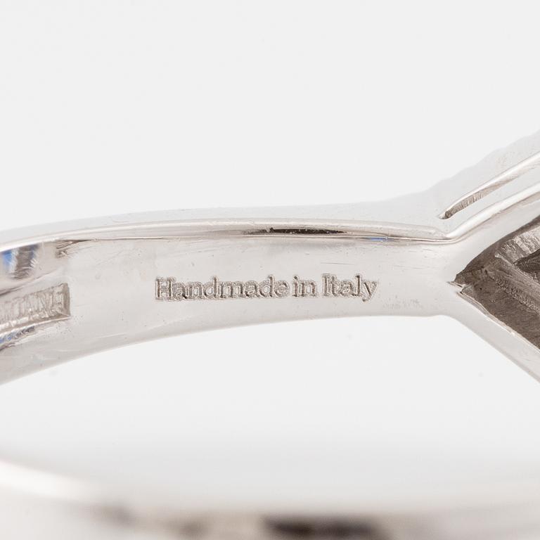 Damiani ring platina med en fasettslipad safir samt triangulära- och runda briljantslipade diamanter.