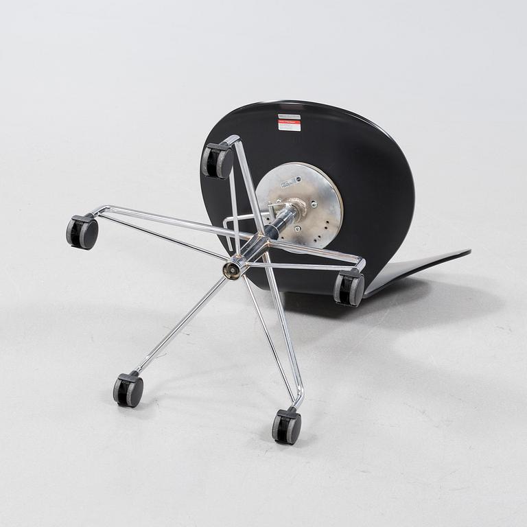 A desk chair by Arne Jacobsen for Fritz Hansen, model "Sjuan", 1992.