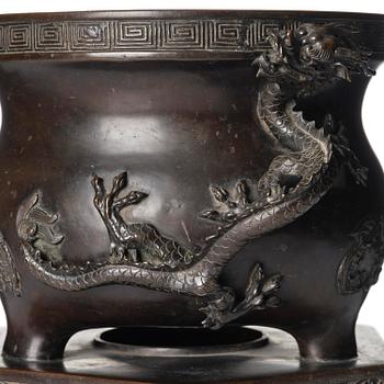A large bronze censer with cover, Qing dynasty, 19th century.