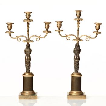 KANDELABRAR, ett par, för tre ljus, omkring år 1800, Sengustavianska.