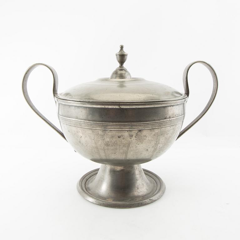 Tureen with lid, second half of the 1800s, possibly Germany.