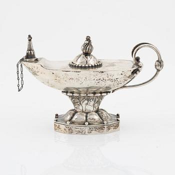 Georg Jensen, an 830/1000 silver table lighter in the shape of an oil lamp, Copenhagen 1915-1919. Design number 12.