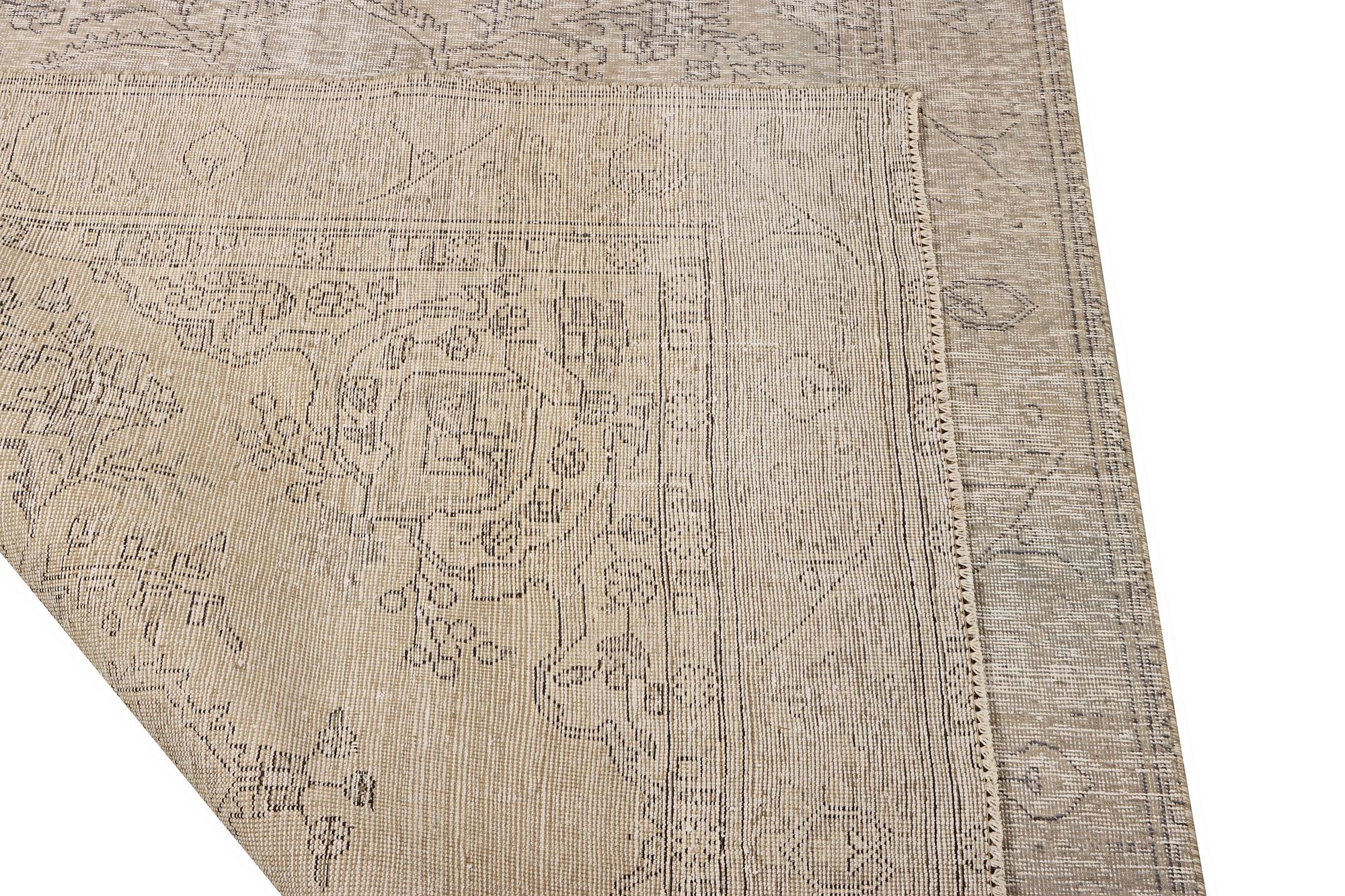 An oriental carpet, vintage design, c. 279 x 191 cm.