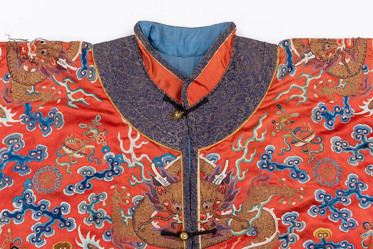 A Chinese embroidered silk robe, late Qing dynasty, 19th century.