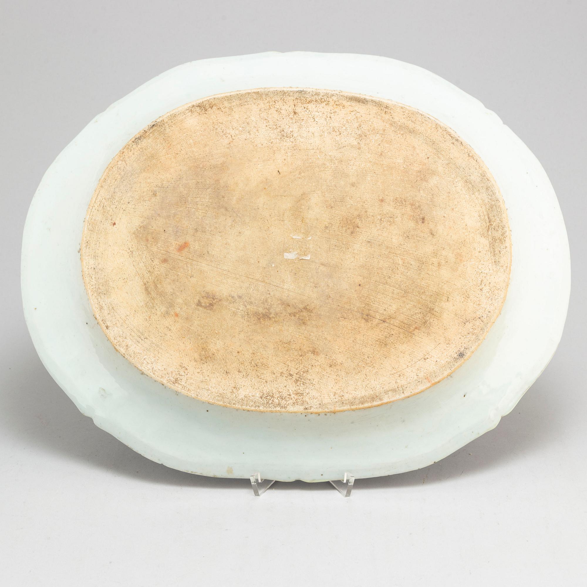 A blue and white serving dish, Qing dynasty, Qianlong (1736-95).