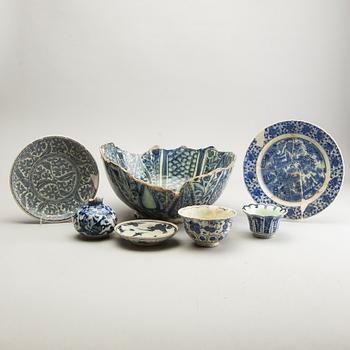 A group of persian ceramics, 18/20th Century. (7 pieces) "Study-pieces".