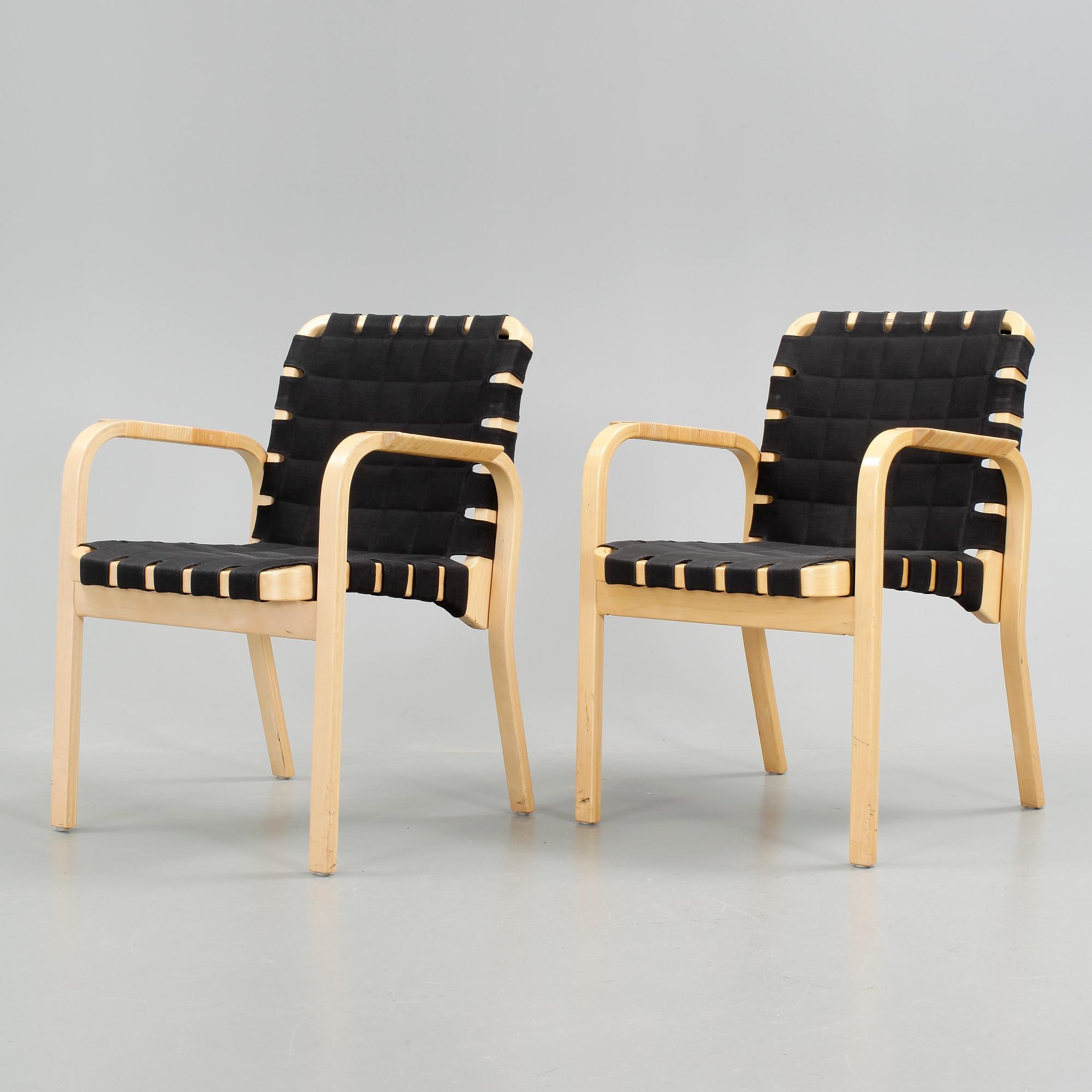 KARMSTOLAR, 2 st, modell 45, Alvar Aalto, Artek. Modellen formgiven 1947.