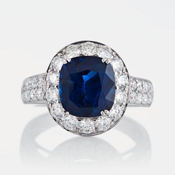 1060. A ring set with a faceted sapphire 4.99 cts according to information given and round brillliant-cut diamonds.