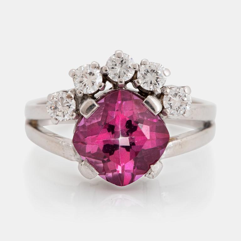 Ring 18K vitguld med en rosa topas samt runda briljantslipade diamanter.