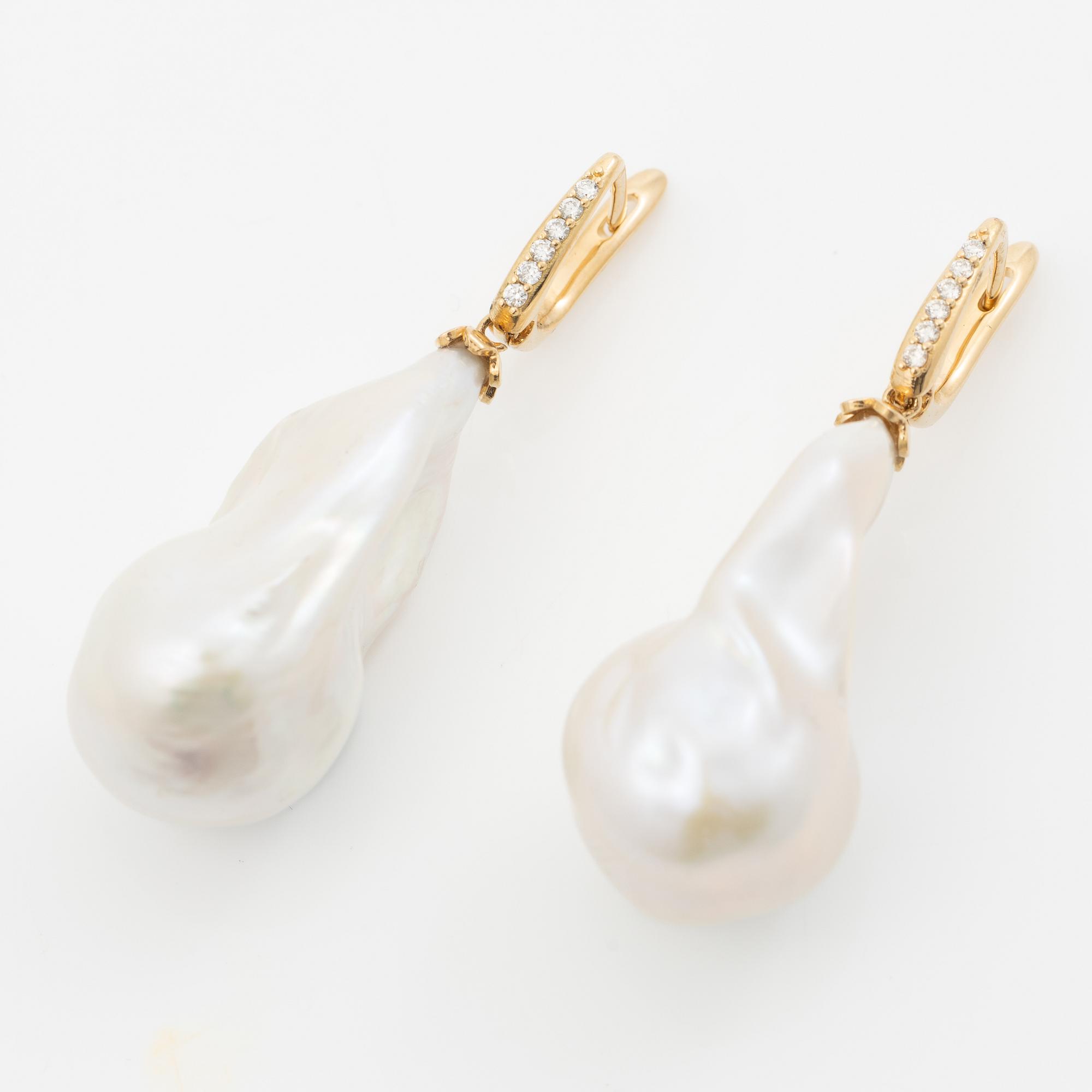 A pair of earrings in 18K gold with cultured baroque freshwater pearls and round brilliant-cut diamonds.