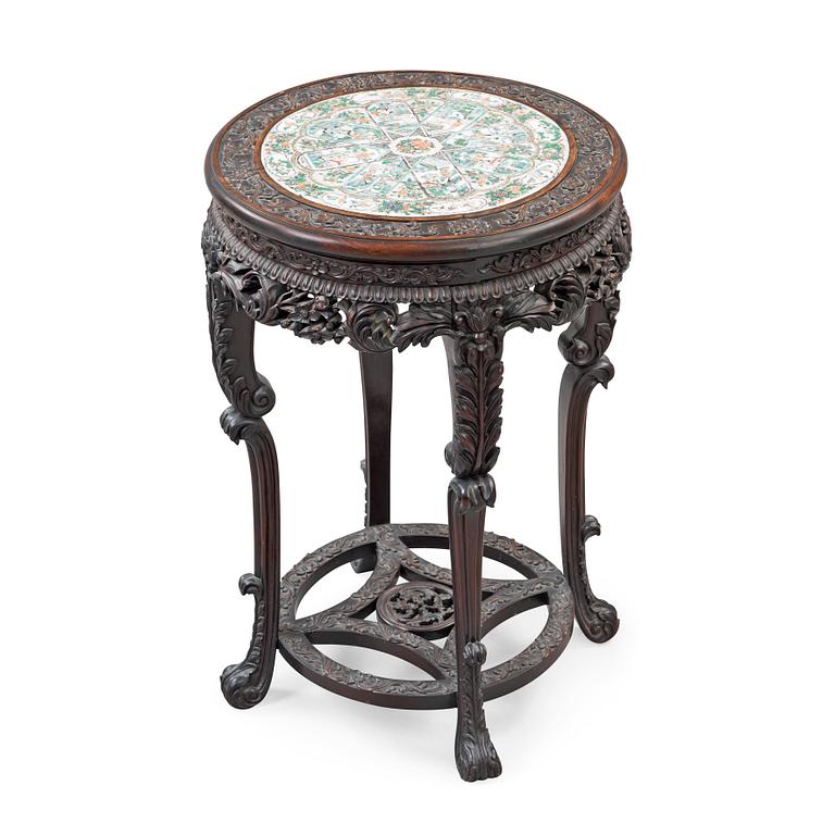 A hardwood and porcelain plaquette in famille verte  table, Qing dynasty 19th century.