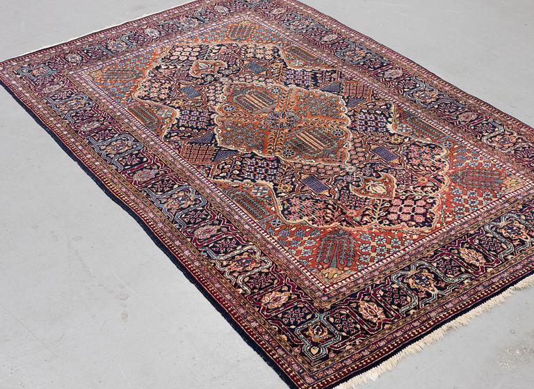 A rug, semi-antique Kashan, ca 216,5 x 140 cm.