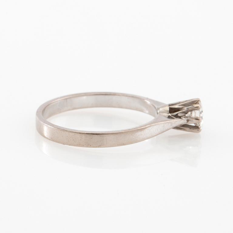 Solitaire ring in 18K white gold with a round brilliant-cut diamond.