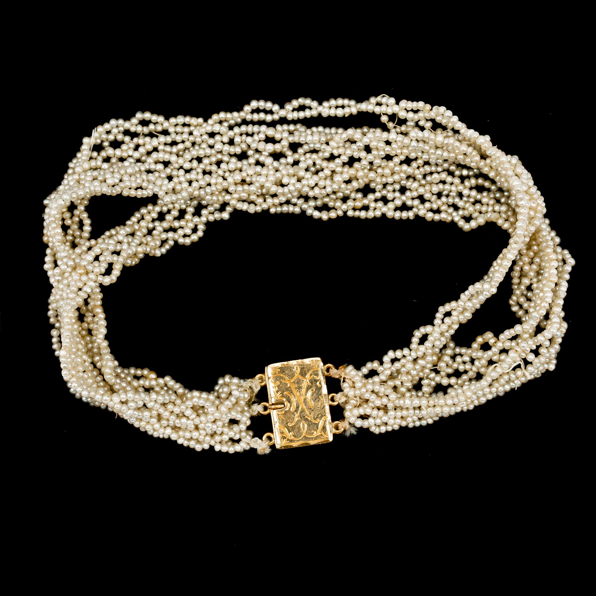 ARMBAND, orientaliska pärlor med lås i 18k guld, GAB, Stockholm, 1945.