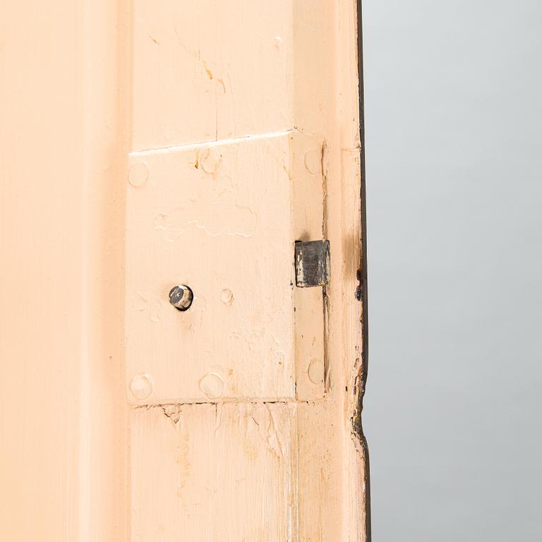 A 18th/19th century two parts corner cabinet.