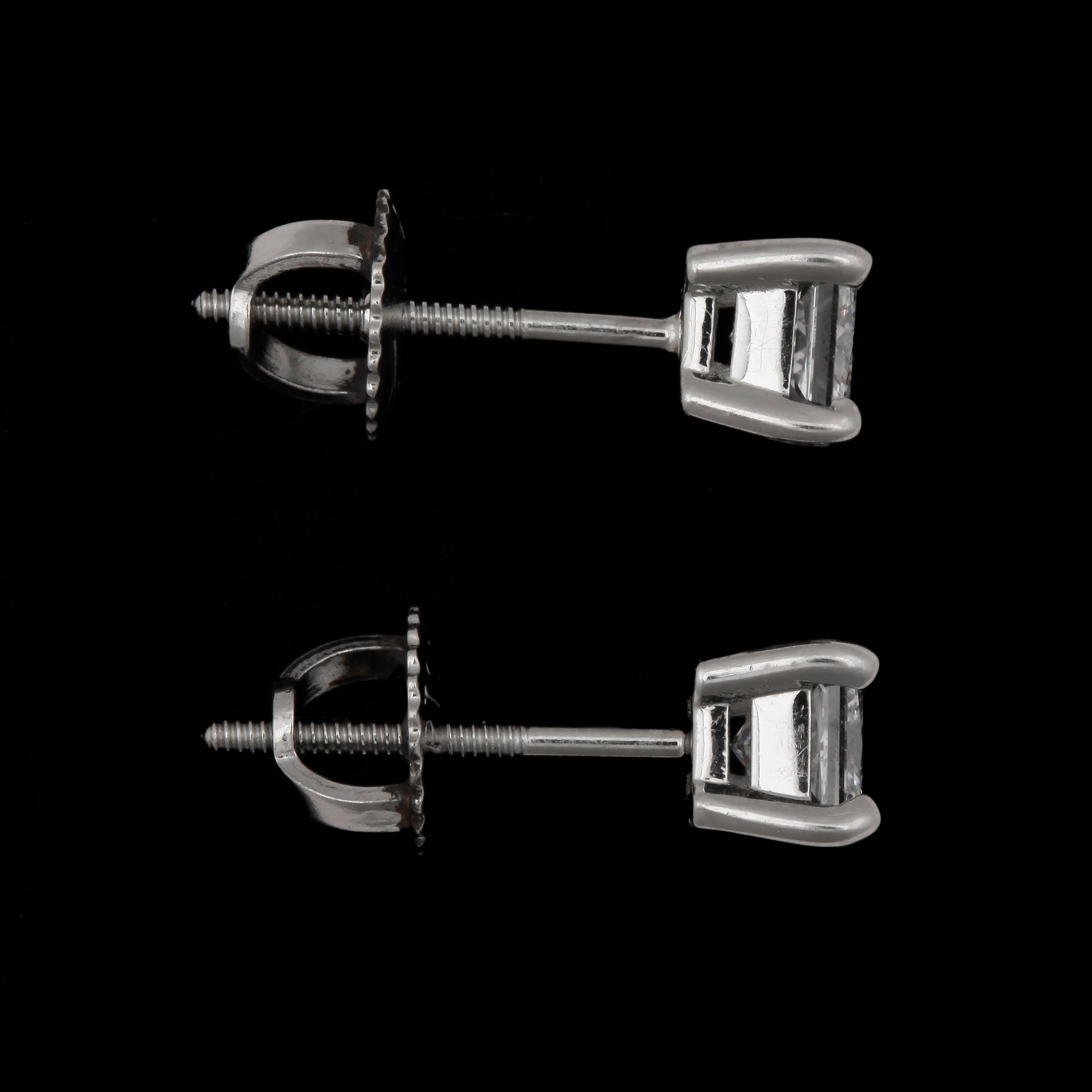 ÖRHÄNGEN, ett par, platina med princesslipade diamanter tot ca 0,80ct. 2000-tal. 2 Certifikat GIA medföljer.